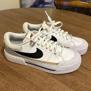 NIKE COURT LEGACY LIFT SNEAKER